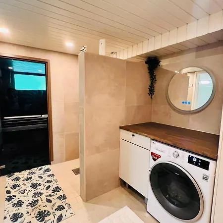 Privatunterkunft Cozy With Free Parking, Sauna And Terrace *