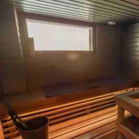 Cozy With Free Parking, Sauna And Terrace Privatunterkunft *
